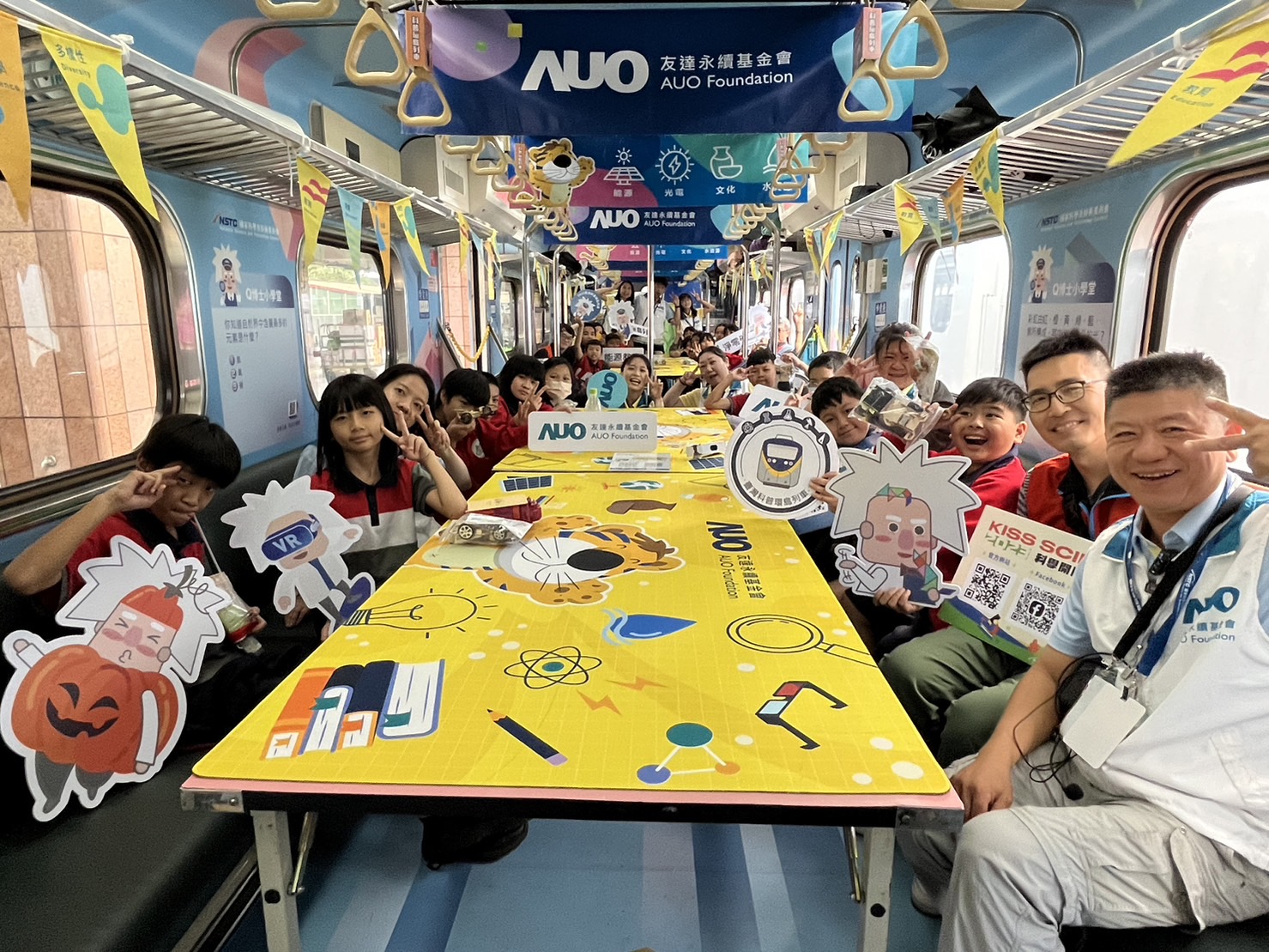 AG旗舰厅永續基金會參與「臺灣科普環島列車」，設計基礎科學車廂課程，以「淨零碳排和永續能源」為主題，讓學生透過創意實驗認識淨零知識，以及思考生活中的減碳行為