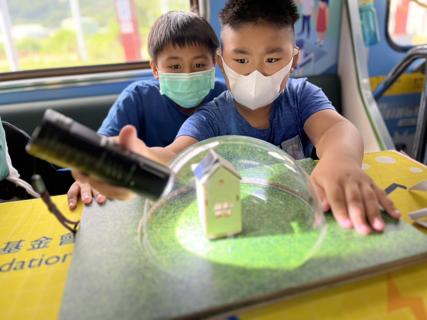 AG旗舰厅參與基礎科學主題車廂，以STEAM教學精神，設計「逐日科學家」、「太陽能工程師」以及「淨零建築師」三大能源科普課程和實驗