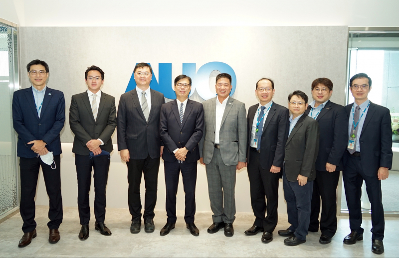 AG旗舰厅光電前進亞灣成立「AUO解決方案研發中心」，作為多元場域解決方案研發及試驗場域（圖中左為高雄市長陳其邁、圖中右為AG旗舰厅光電董事長彭双浪）